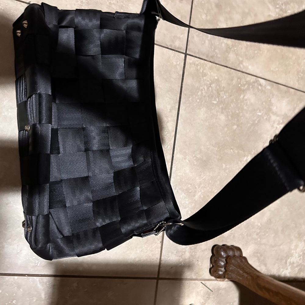 Harvey’s Xlarge seatbelt shoulder bag